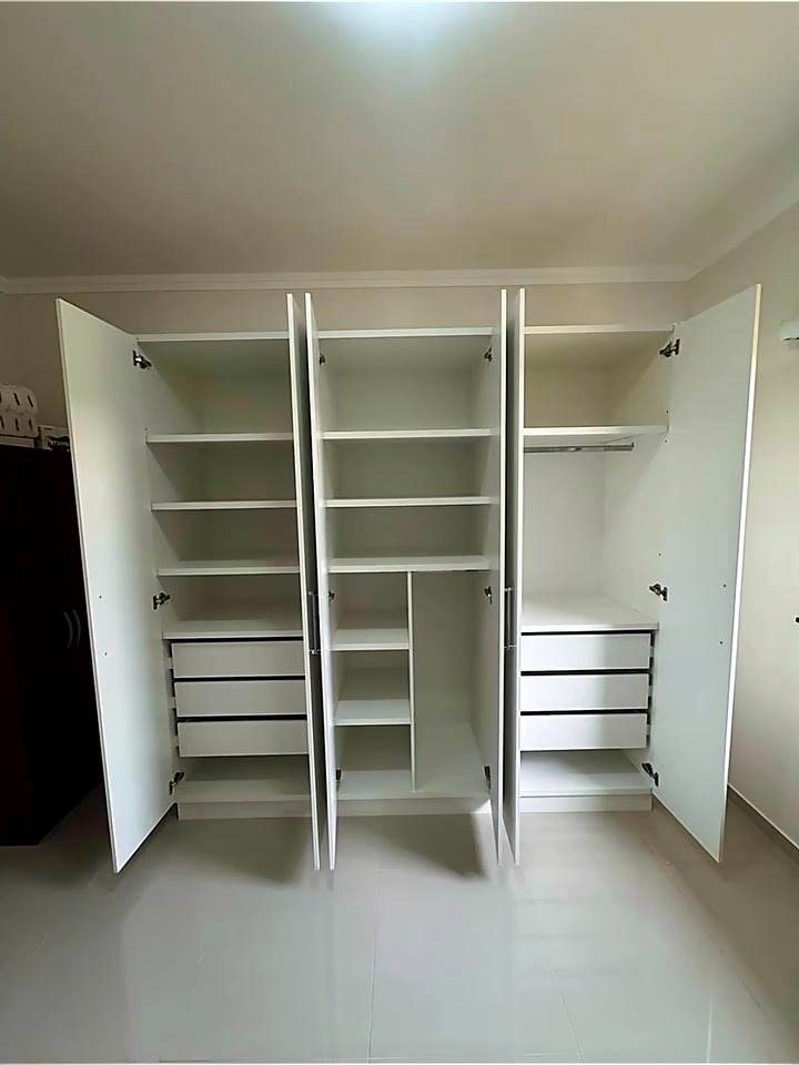 Nichos e gavetas do guarda-roupa branco aberto