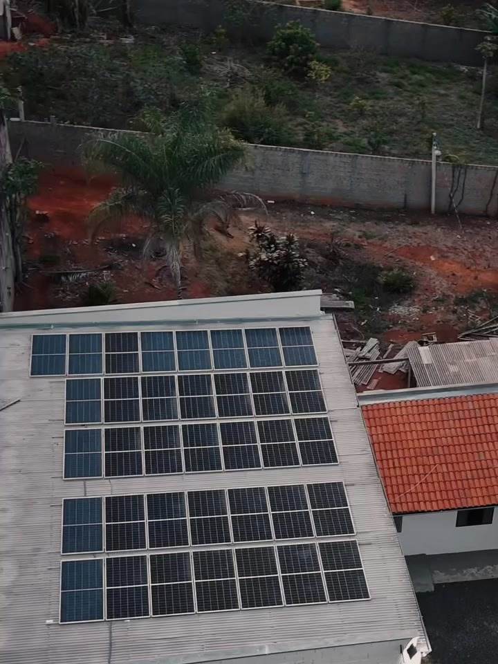 Vista aérea da fábrica da JN Marcenaria com painéis solares no telhado