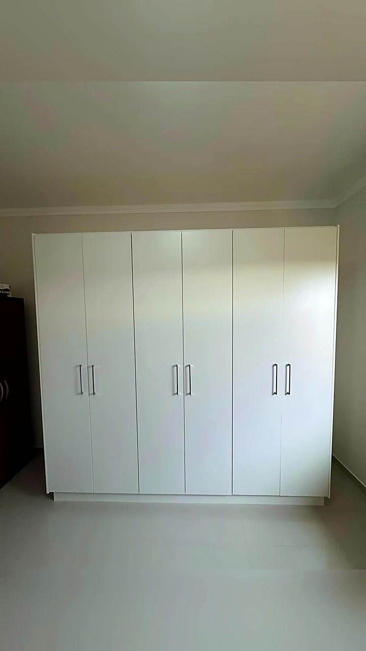 Outro ângulo do guarda-roupa branco até o teto